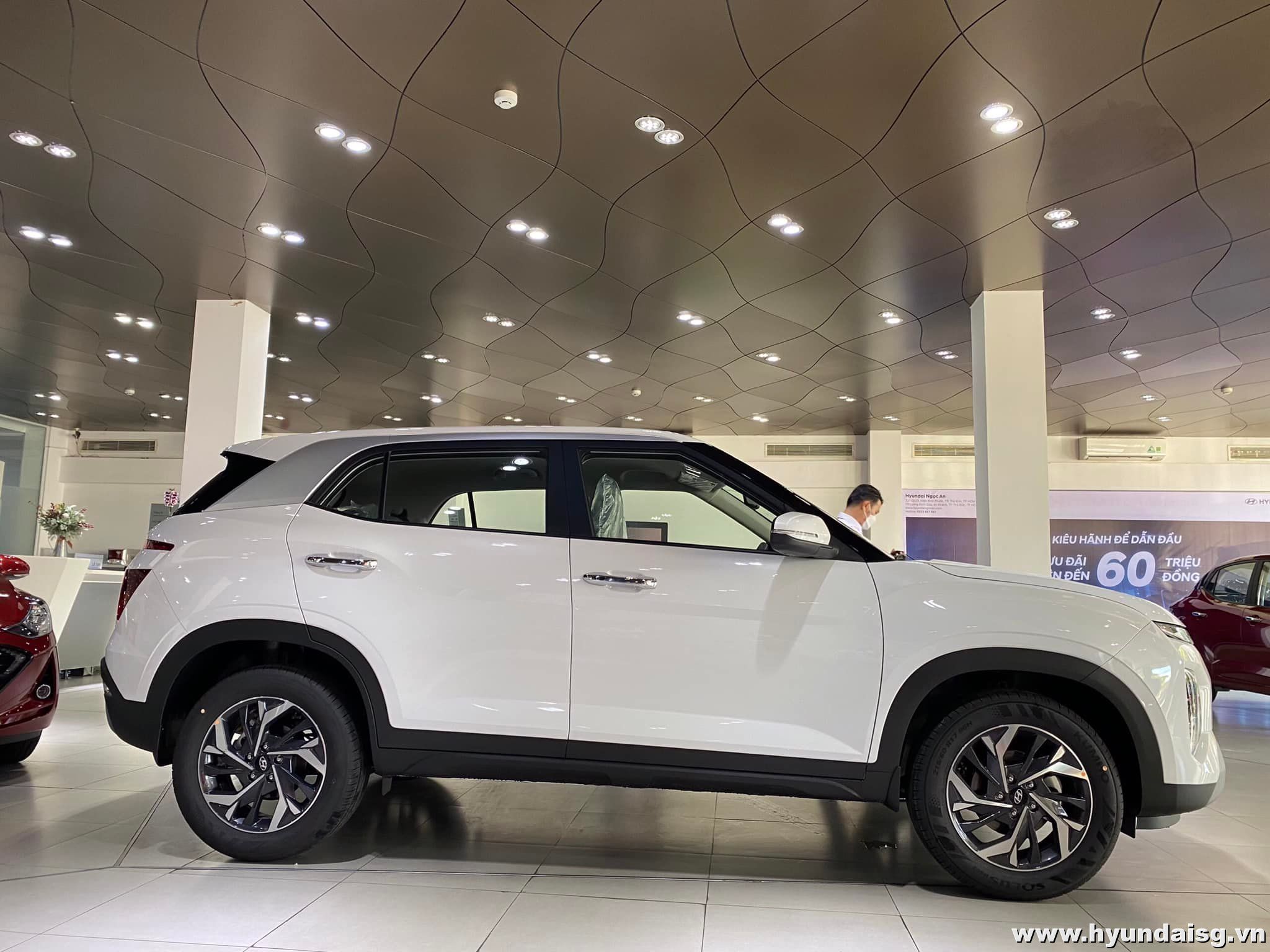 Hyundai Creta bản đặc biệt năm 2022 với màu trắng sang trọng sẽ khiến bạn hài lòng với thiết kế tối giản và những tính năng tiện ích hiện đại. Hãy cùng chiêm ngưỡng mẫu xe đẳng cấp này.