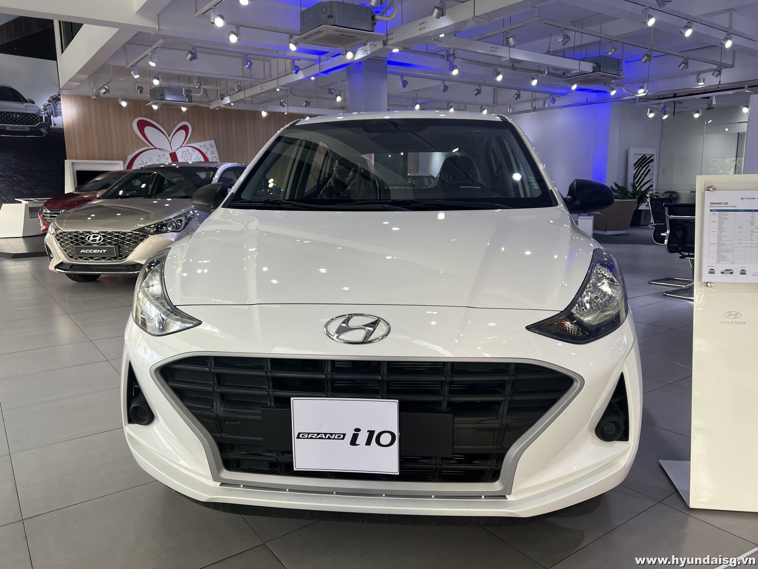 Hyundai i10 HB - Chiếc xe đến từ Hyundai với thiết kế thể thao và hiện đại. Không chỉ vậy, Hyundai i10 HB còn có nhiều tính năng đáng chú ý giúp bạn trải nghiệm lái xe thoải mái và tối ưu hóa hiệu suất của chiếc xe.