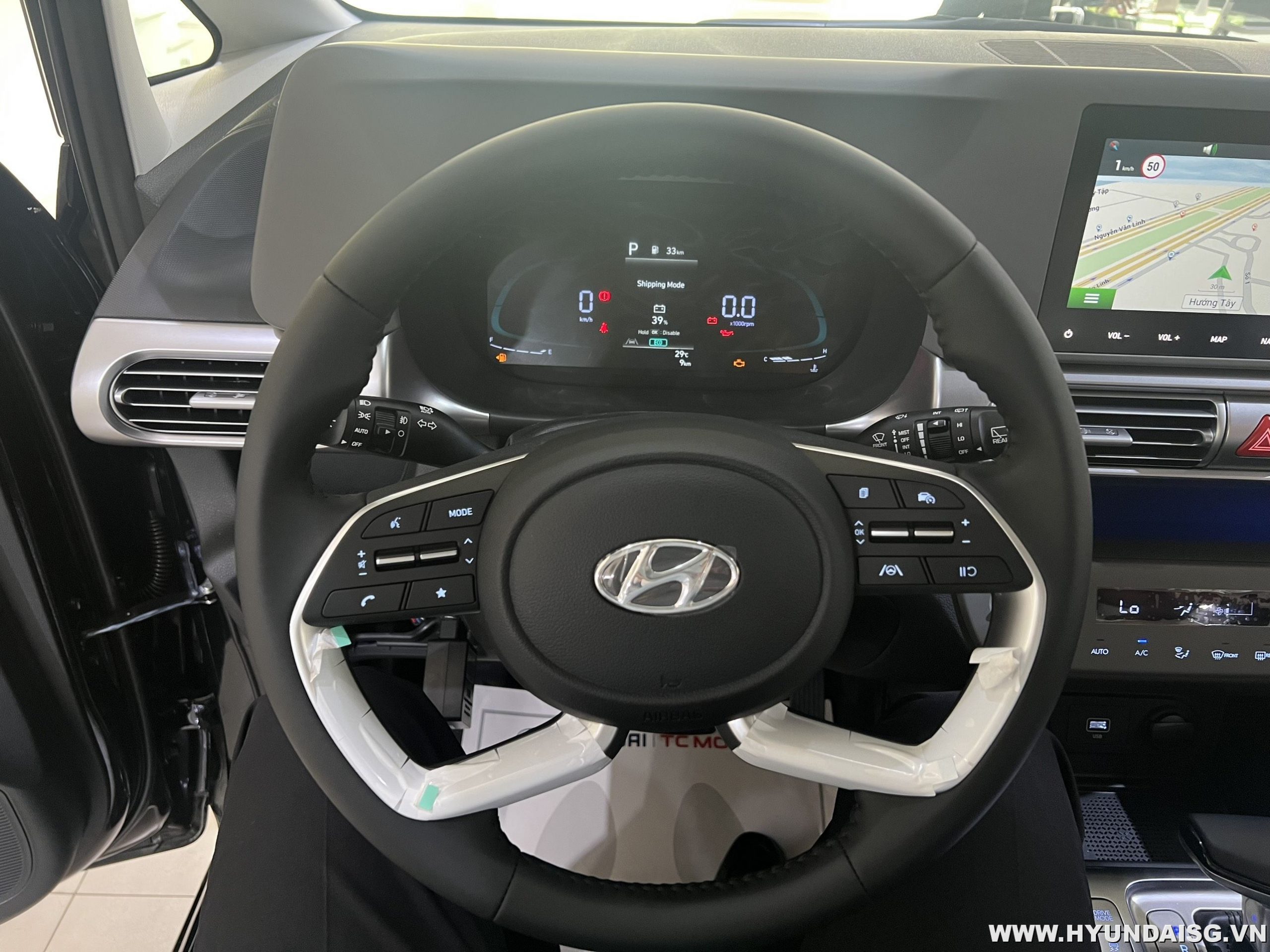 Hyundai Stargazer màu đen bản cao cấp sẽ khiến bạn say đắm ngay từ cái nhìn đầu tiên. Thiết kế sang trọng và hiện đại, hệ thống an toàn và các tính năng thông minh sẽ mang đến cho bạn một trải nghiệm lái xe đỉnh cao. Hãy xem ngay để khám phá thế giới của Hyundai Stargazer.